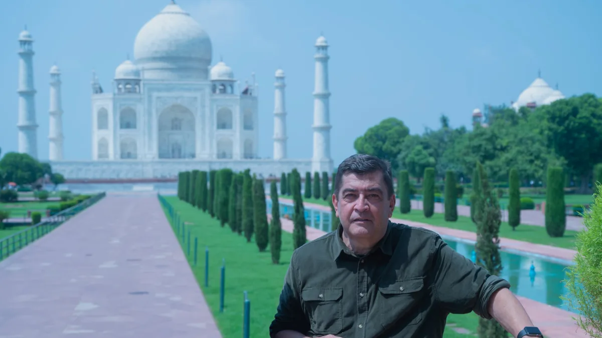 Sidney Pereira diante do Taj Mahal, na Índia
